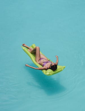 Žena lehátko bazén 