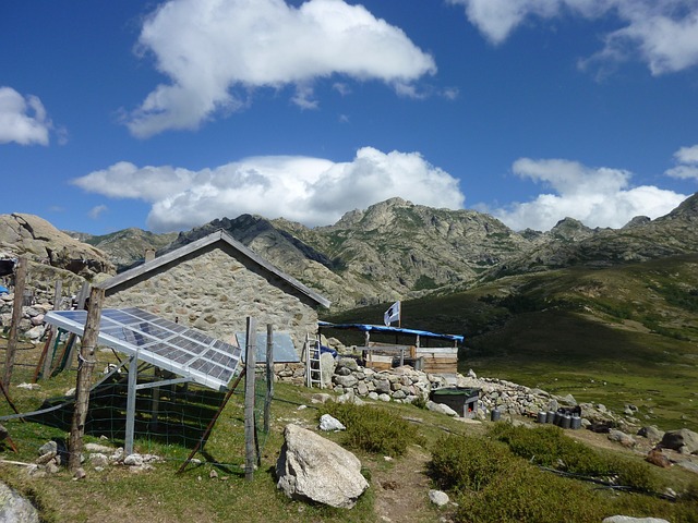 fotovoltaika u domu v horách